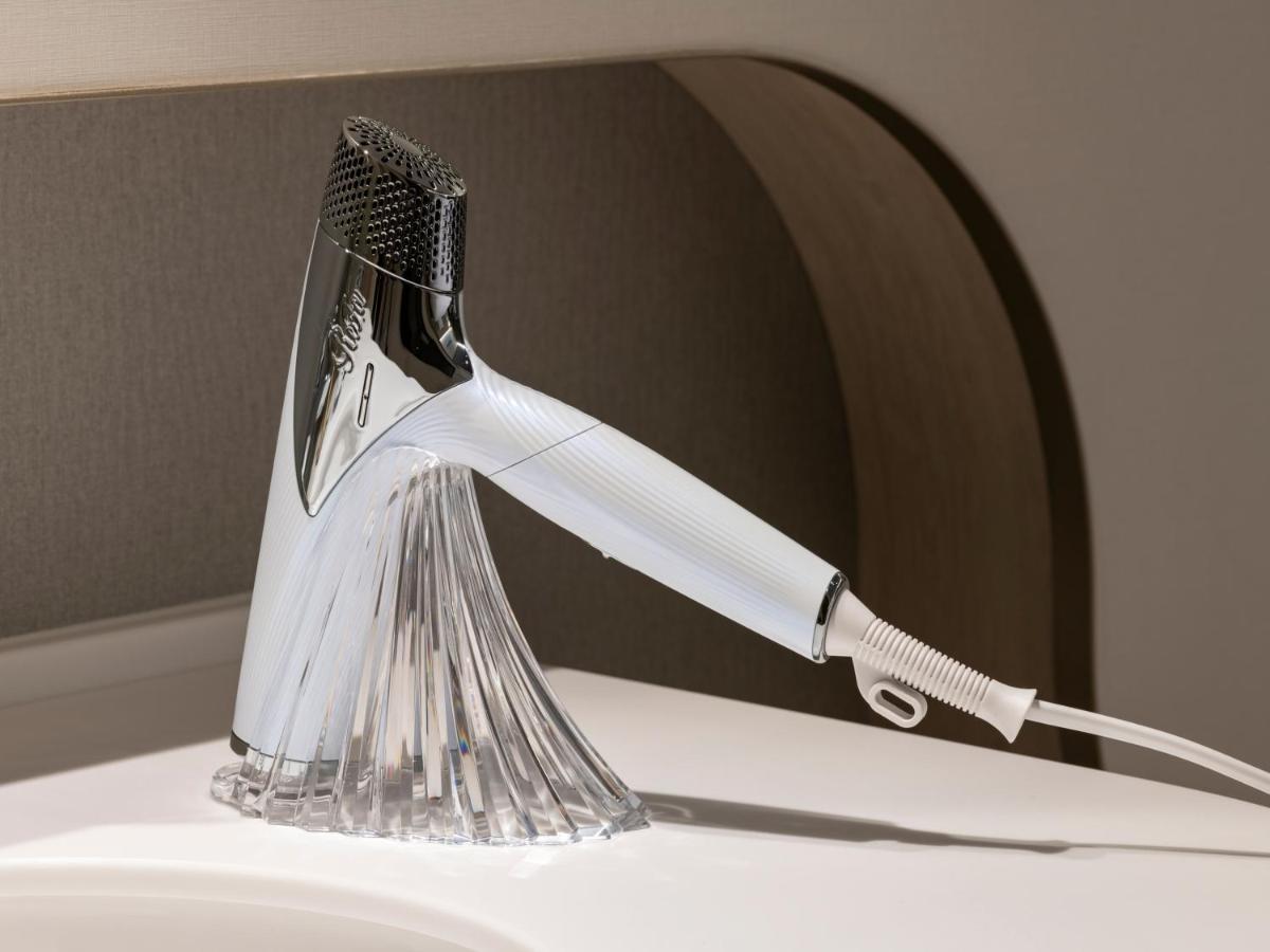 Mitsui Garden Hotel Yokohama Minatomirai Premier Bagian luar foto A hair dryer