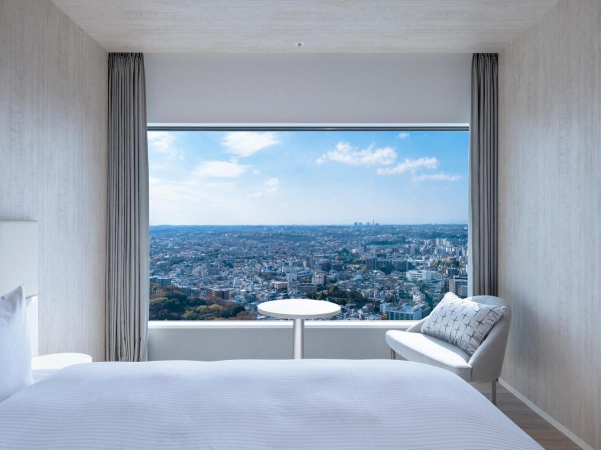 Mitsui Garden Hotel Yokohama Minatomirai Premier Bagian luar foto A guest room at the hotel