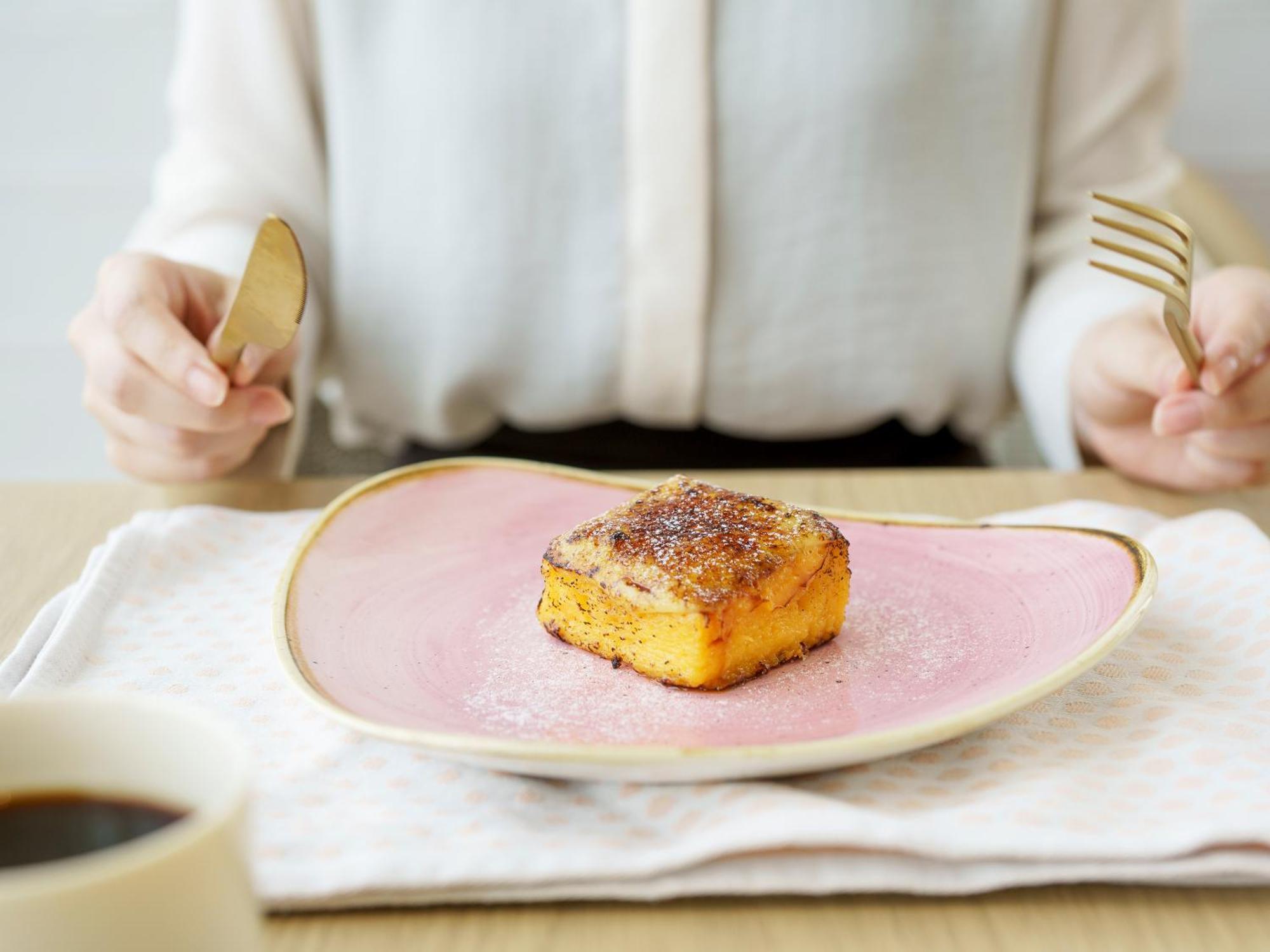 Mitsui Garden Hotel Yokohama Minatomirai Premier Bagian luar foto A woman with a plate of food