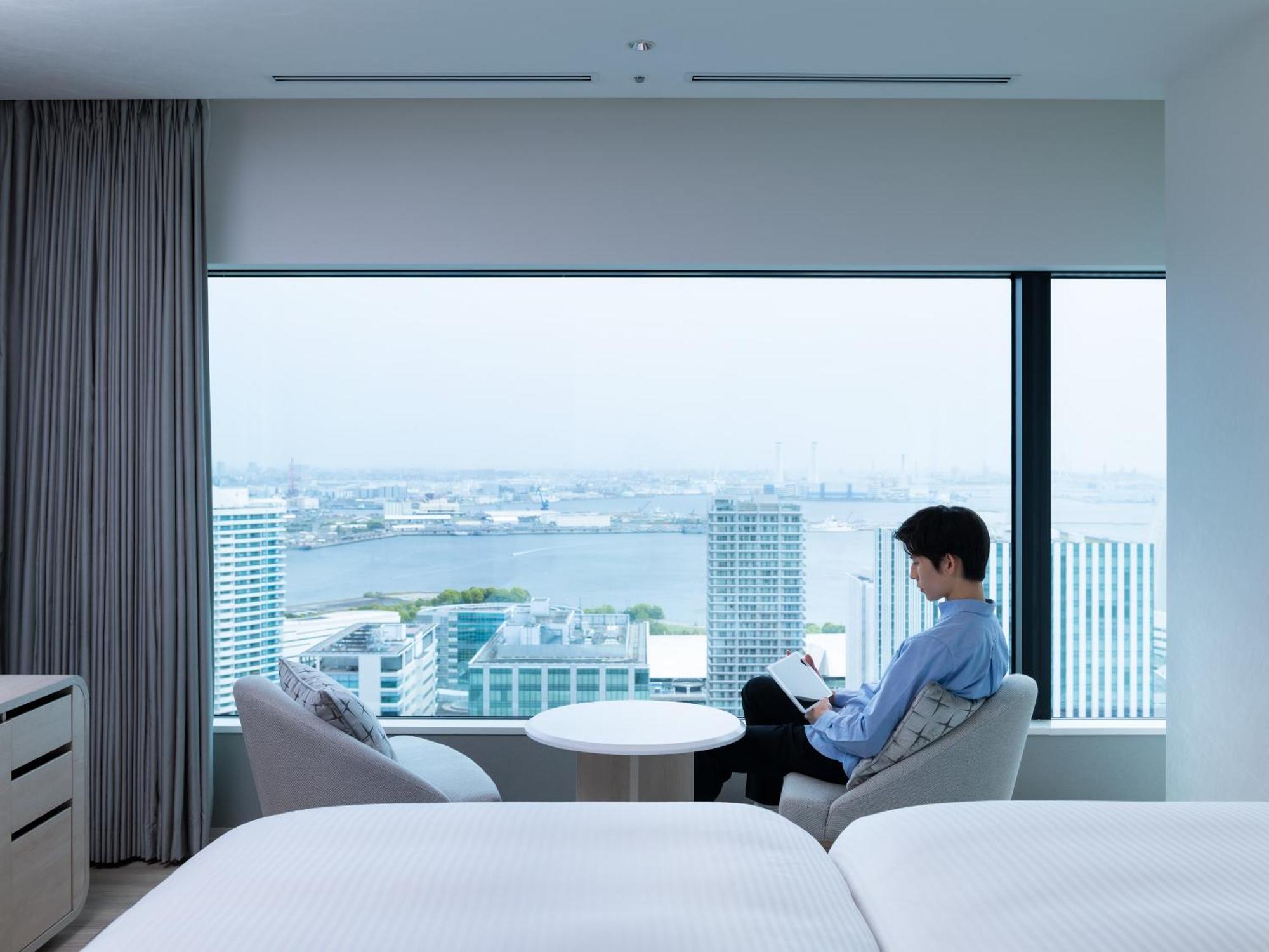 Mitsui Garden Hotel Yokohama Minatomirai Premier Bagian luar foto A guest room at the hotel