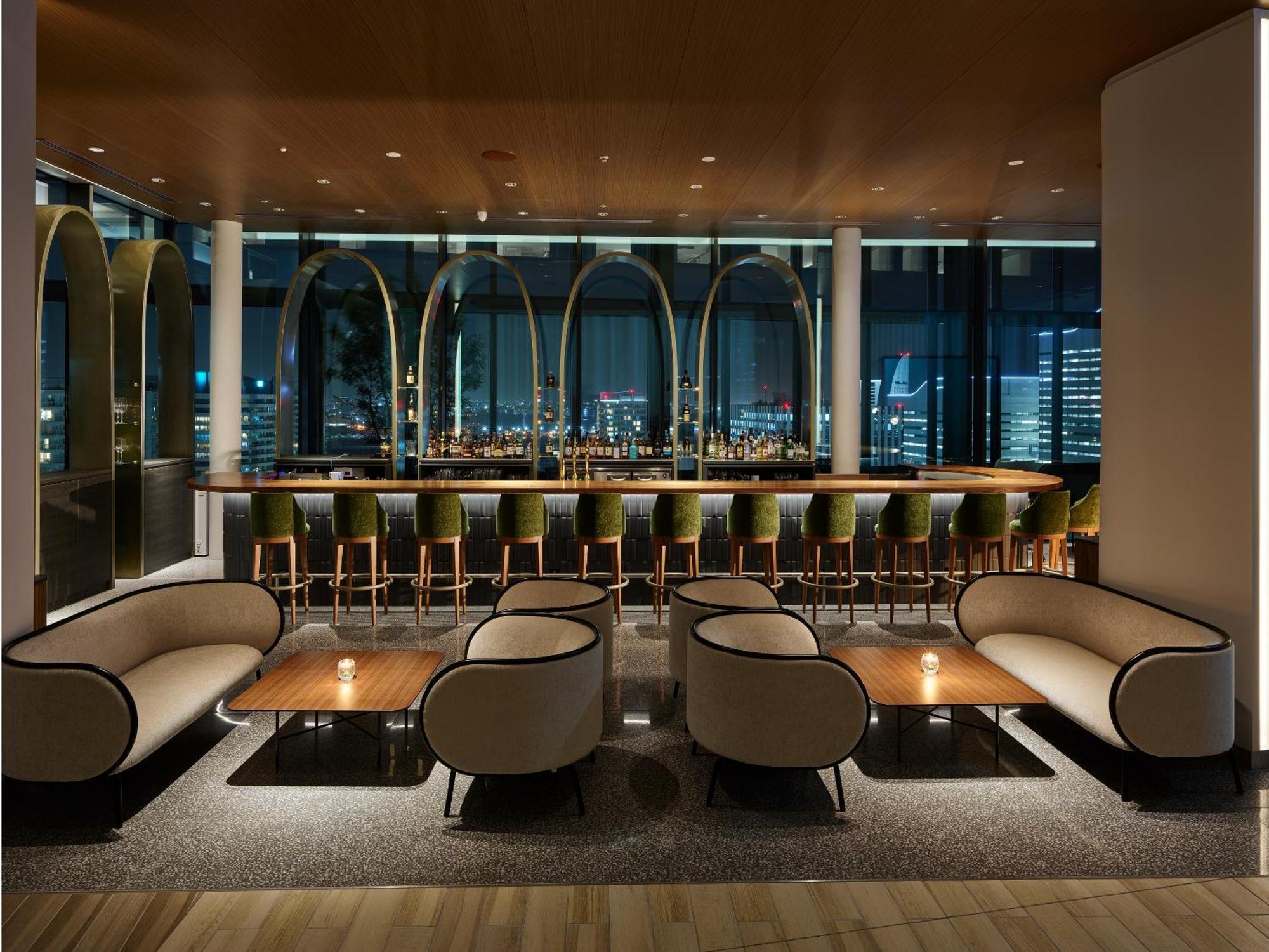 Mitsui Garden Hotel Yokohama Minatomirai Premier Bagian luar foto The bar at the 360° Sky Lounge