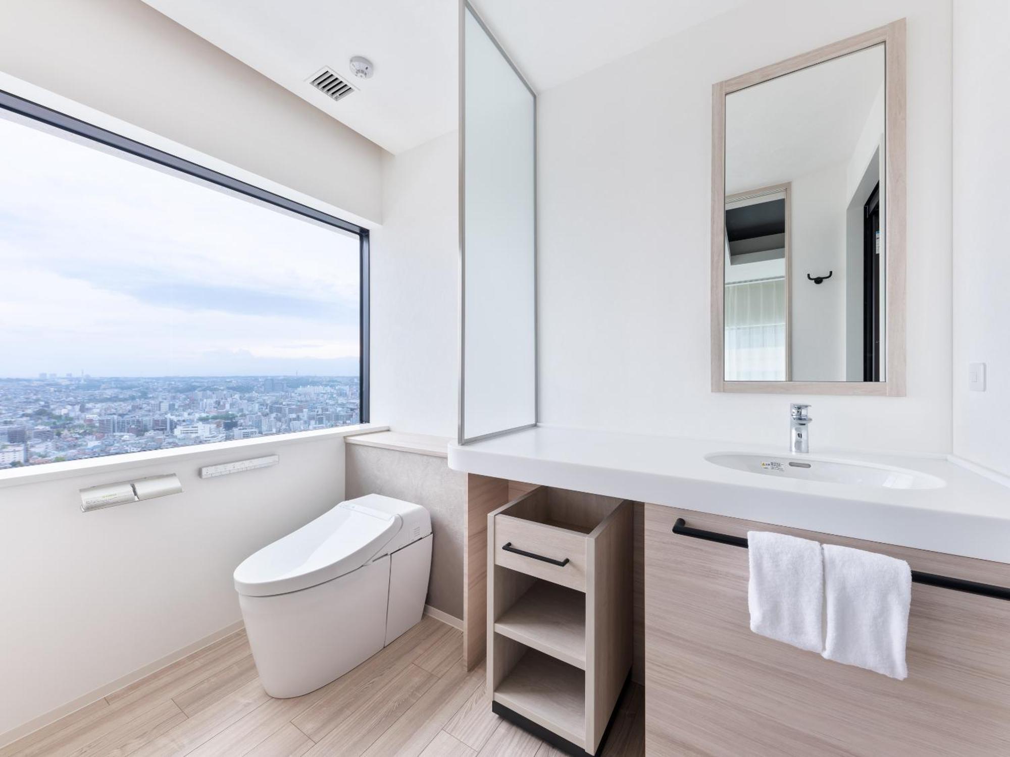 Mitsui Garden Hotel Yokohama Minatomirai Premier Bagian luar foto A modern Japanese toilet