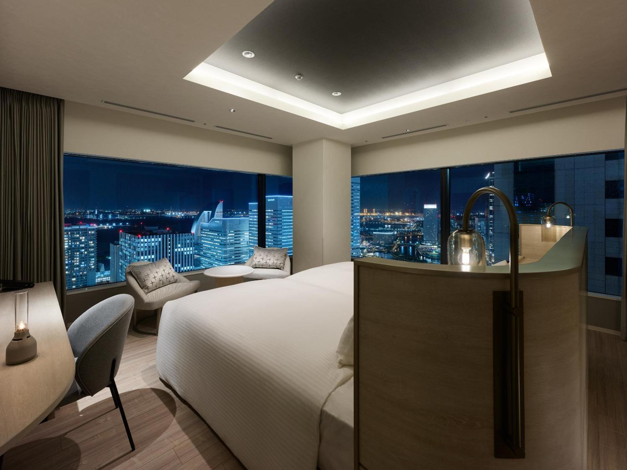 Mitsui Garden Hotel Yokohama Minatomirai Premier Bagian luar foto A bedroom at the hotel