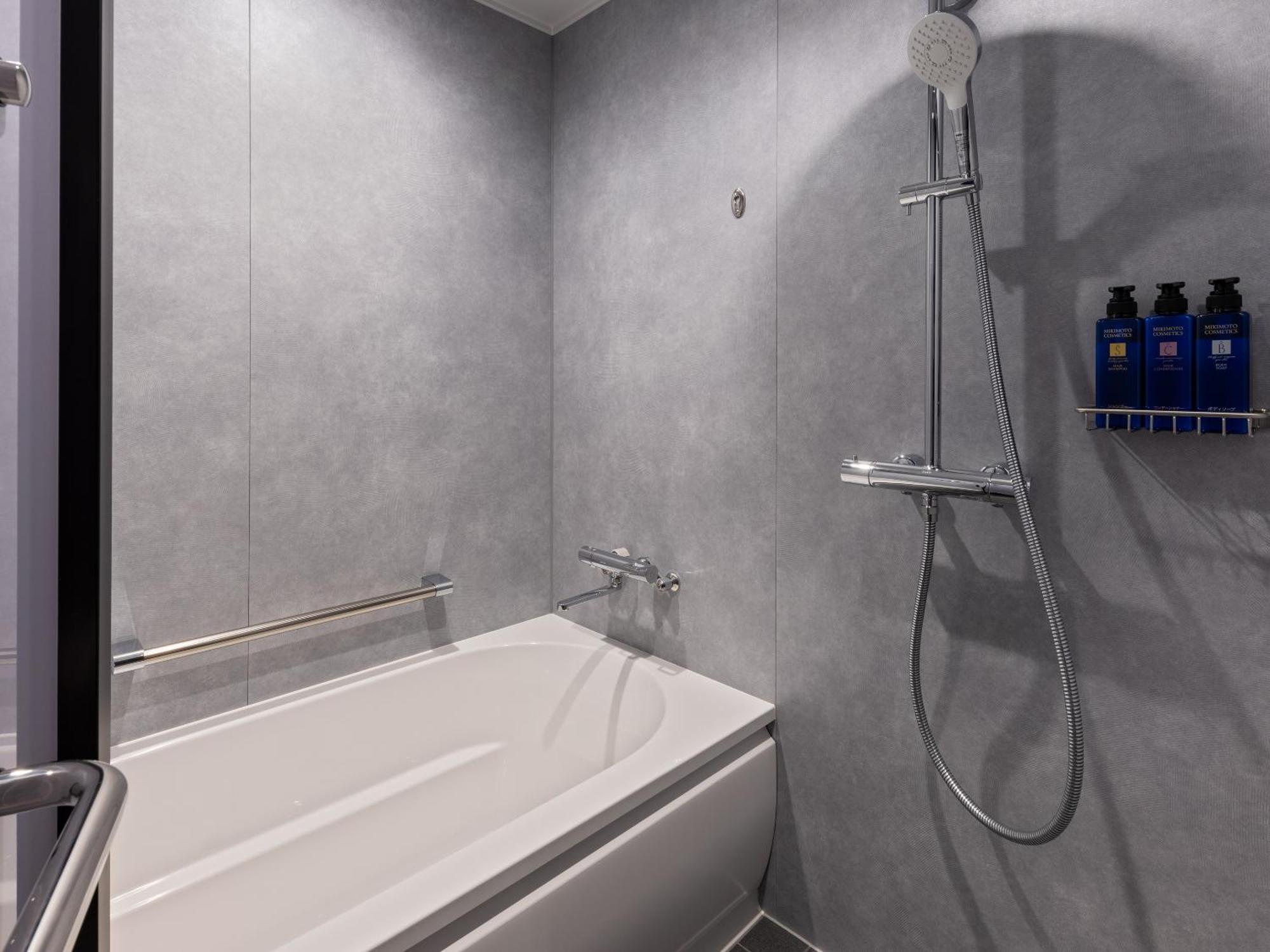 Mitsui Garden Hotel Yokohama Minatomirai Premier Bagian luar foto A shower bath
