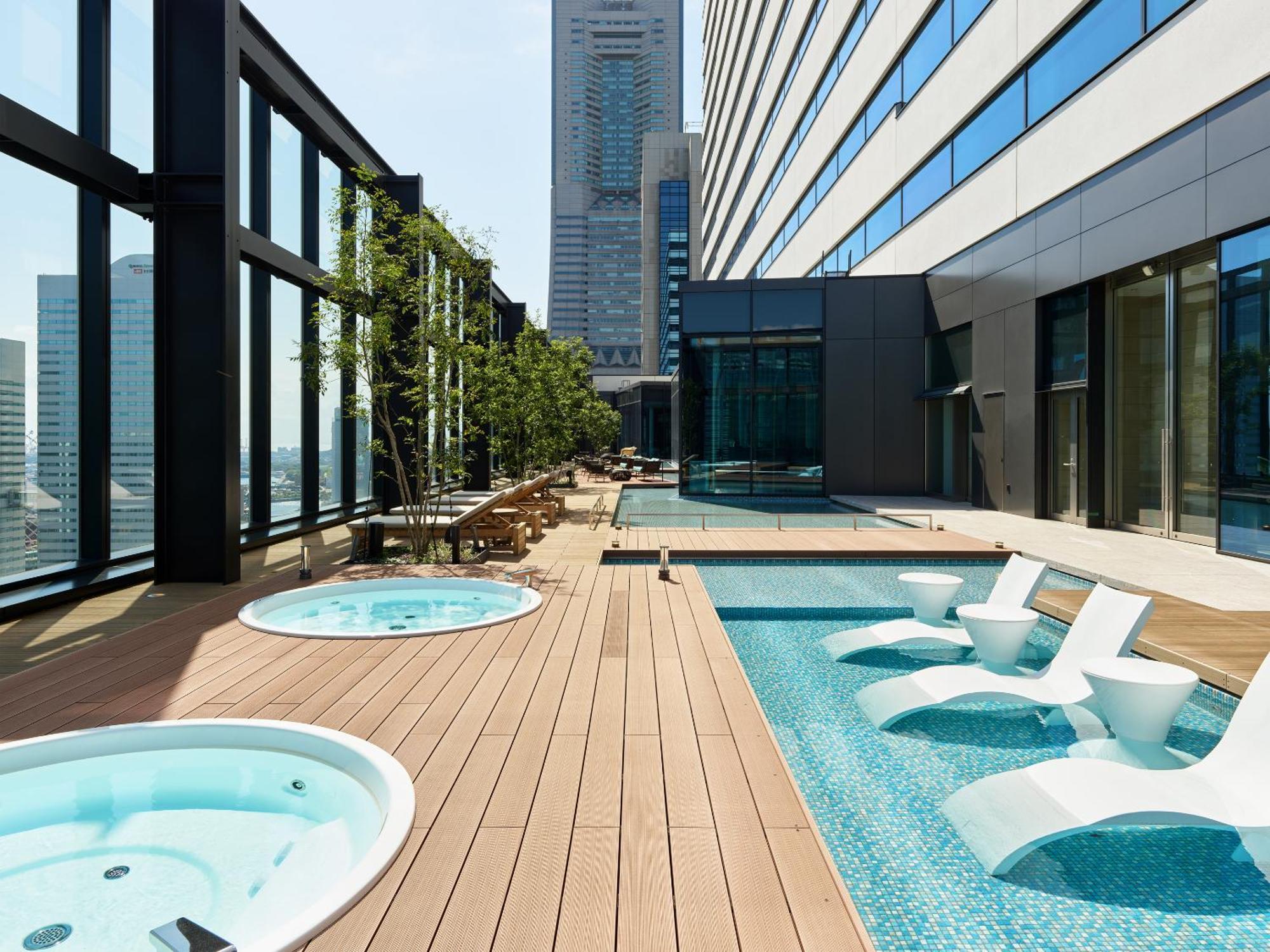 Mitsui Garden Hotel Yokohama Minatomirai Premier Bagian luar foto The rooftop pool at the hotel